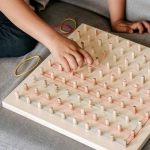 Самодельный детский игровой стенд с яркими элементами