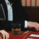 Самодельное игровое поле для Блэкджека с картами и фишками